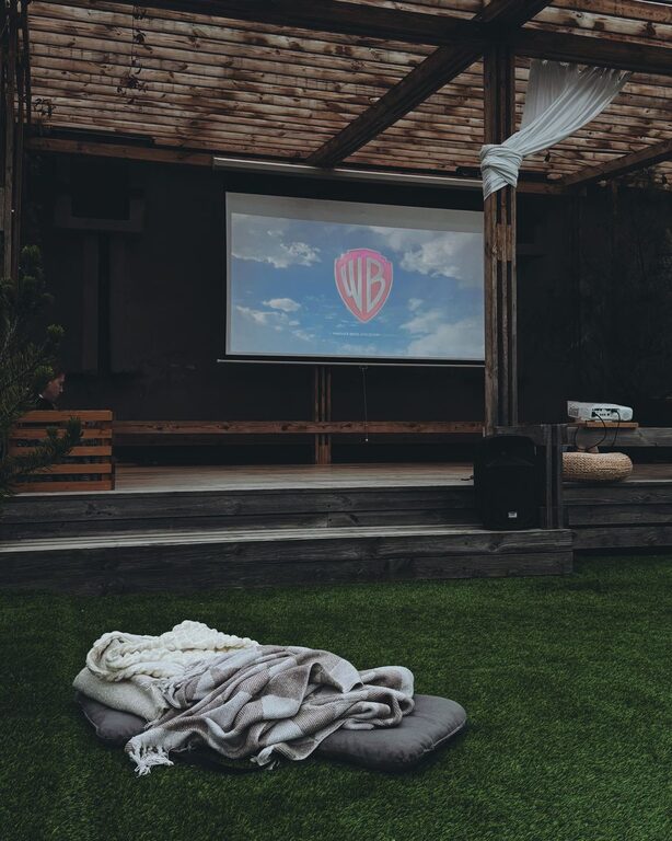 How to Plan a Perfect Screen-Light Evening for Relaxation